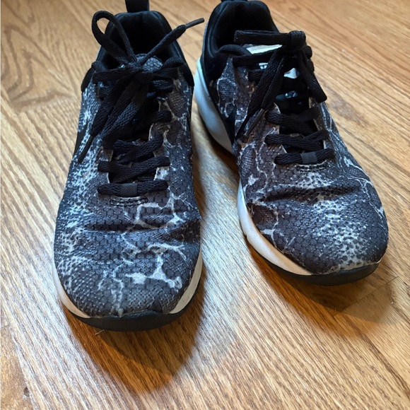 Black white and grey snakeskin pattern - Picture 1 of 5